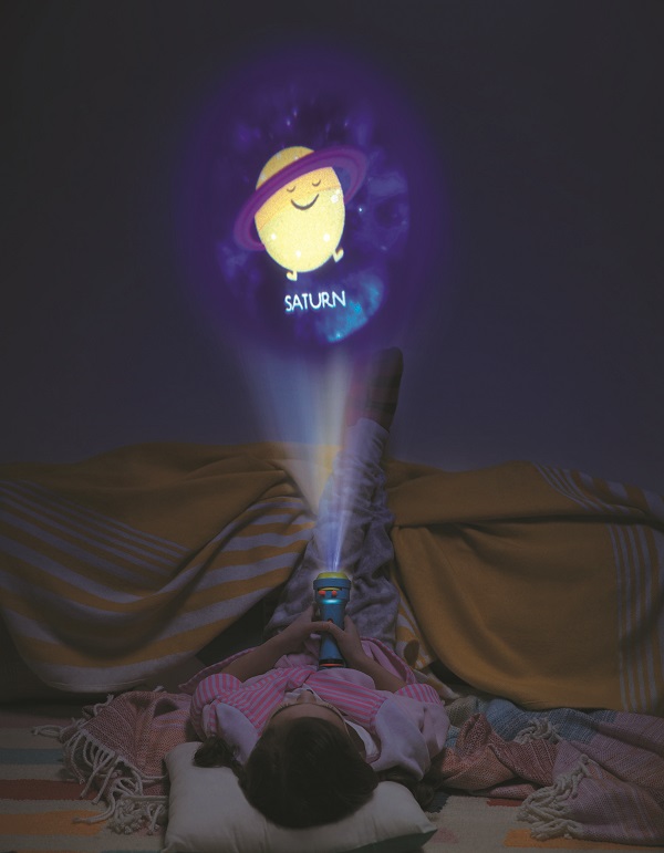 Btoys, Projektor z dwoma wymiennymi nakładkami do wyświetlania (planety i kosmici) Light Me to the Moon Btoys, Projektor z dwoma wymiennymi nakładkami do wyświetlania (planety i kosmici) Light Me to the Moon