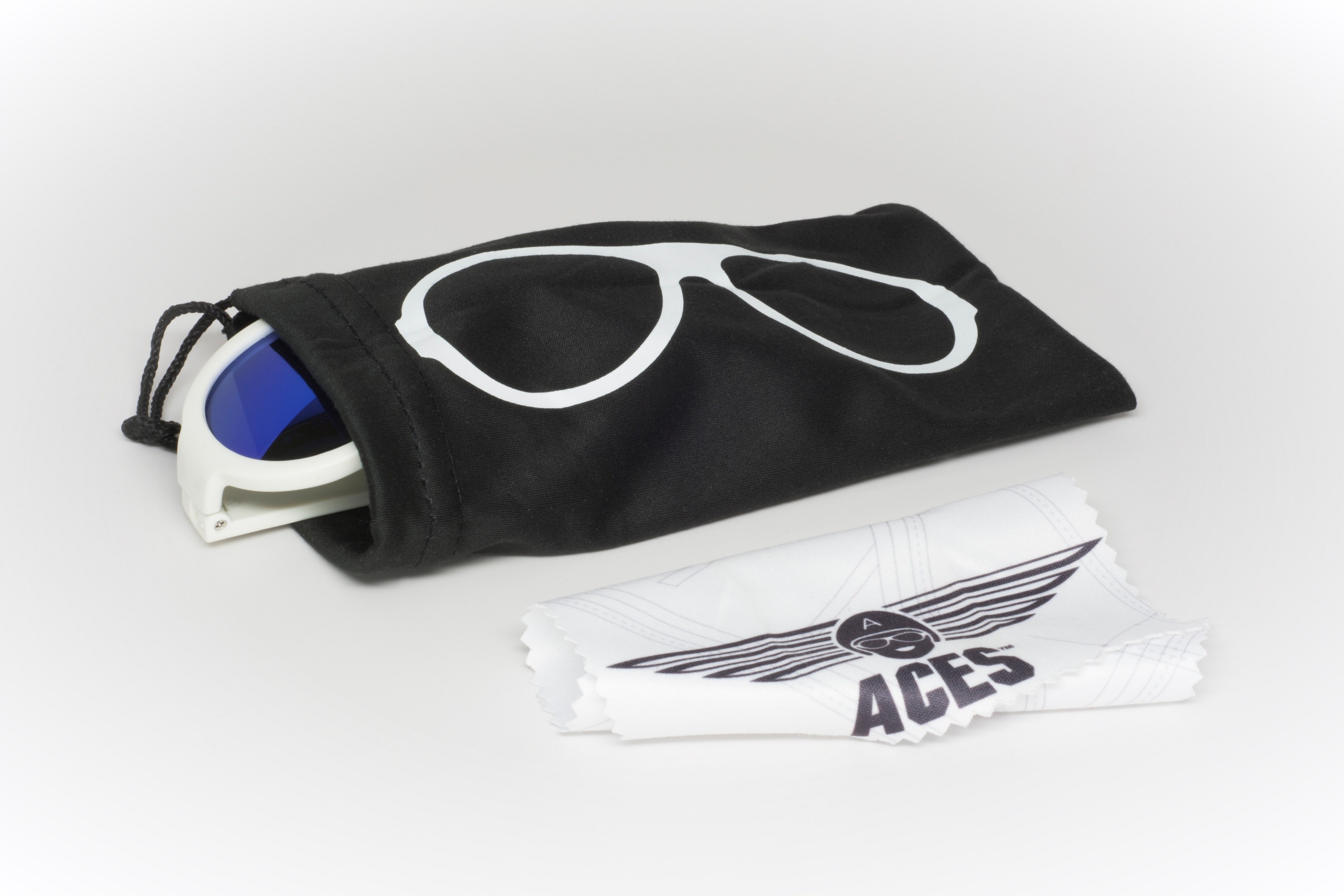 Babiators, Okulary przeciwsłoneczne Aces 7-14 Wicked White / Blue Lens Babiators, Okulary przeciwsłoneczne Aces 7-14 Wicked White / Blue Lens