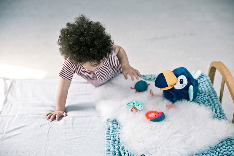 Lilliputiens, Przytulanka aktywizująca wielofunkcyjna głodny Tukan Pablo 9 m+