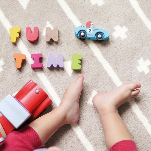 Janod, laweta drewniana duża z 4 samochodzikami,