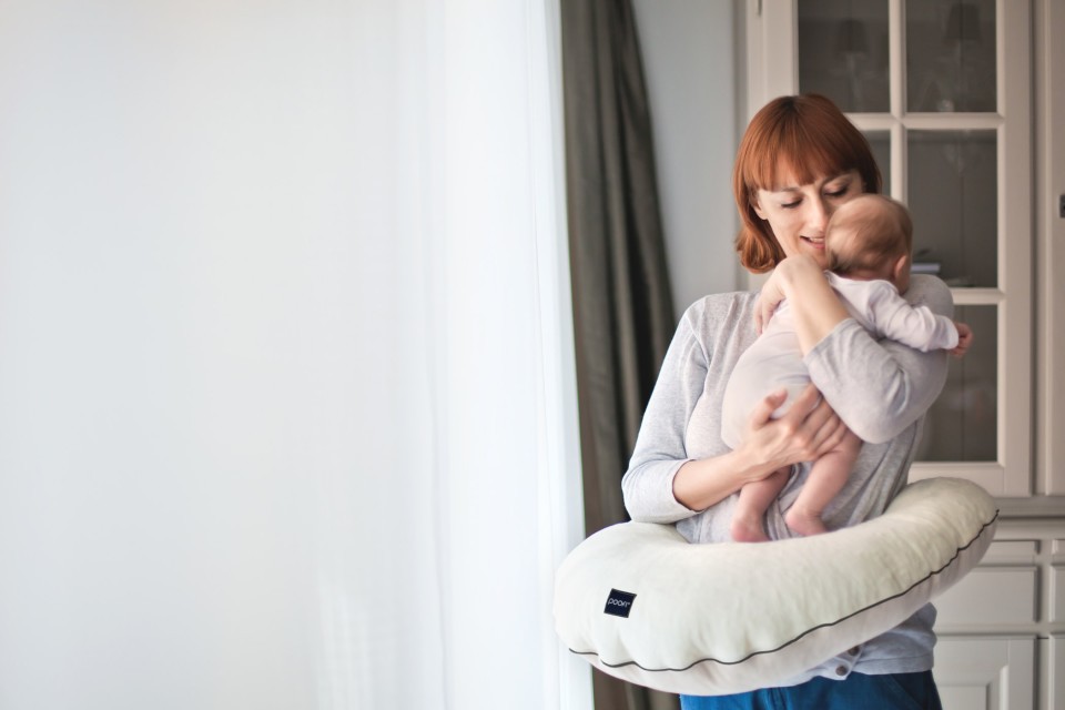 Poofi, poduszka do karmienia szaro-biała