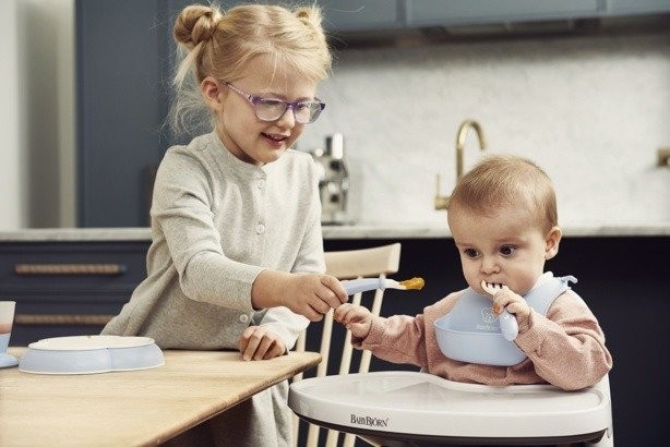 BABYBJORN, talerzyki ze sztućcami Powder Green BABYBJORN, talerzyki ze sztućcami Powder Green