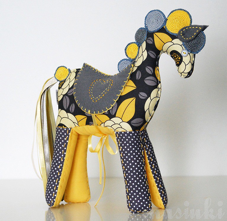 Konik duży osiodłany  żółty