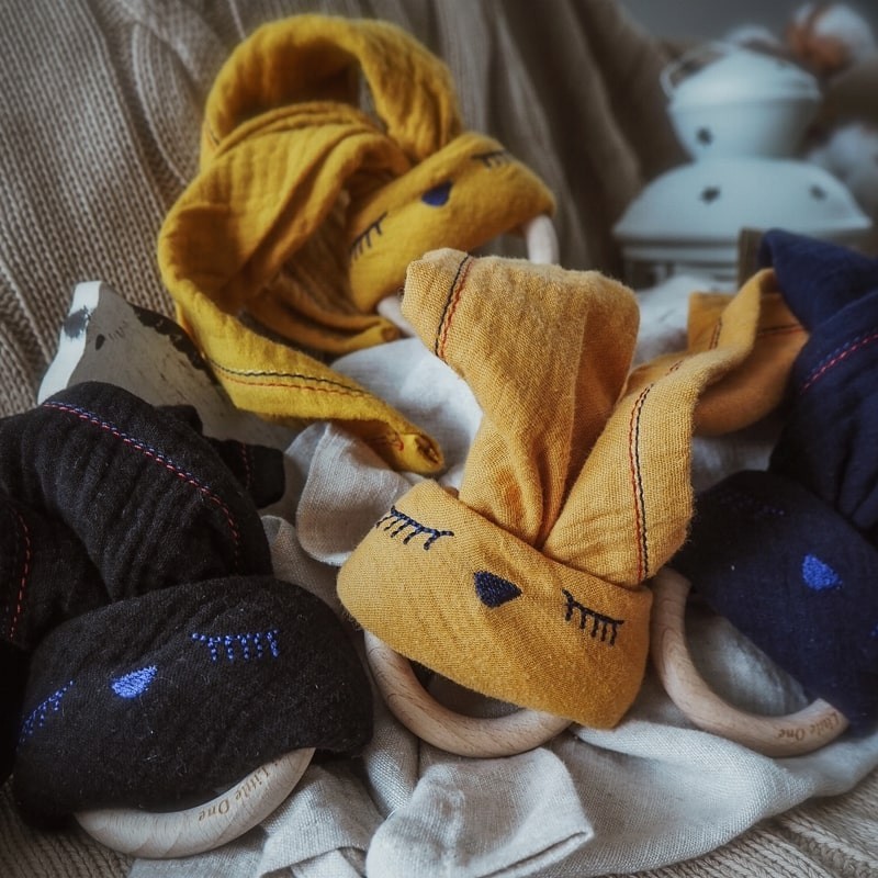 Hi Little One, Przytulanka muślinowa z gryzakiem Sleepy Bunny cozy muslin with wood teether Black Hi Little One, Przytulanka muślinowa z gryzakiem Sleepy Bunny cozy muslin with wood teether Black