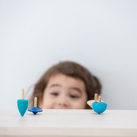 Plan Toys, Mini zabawa zręcznościowa, 4 bączki Plan Toys, Mini zabawa zręcznościowa, 4 bączki