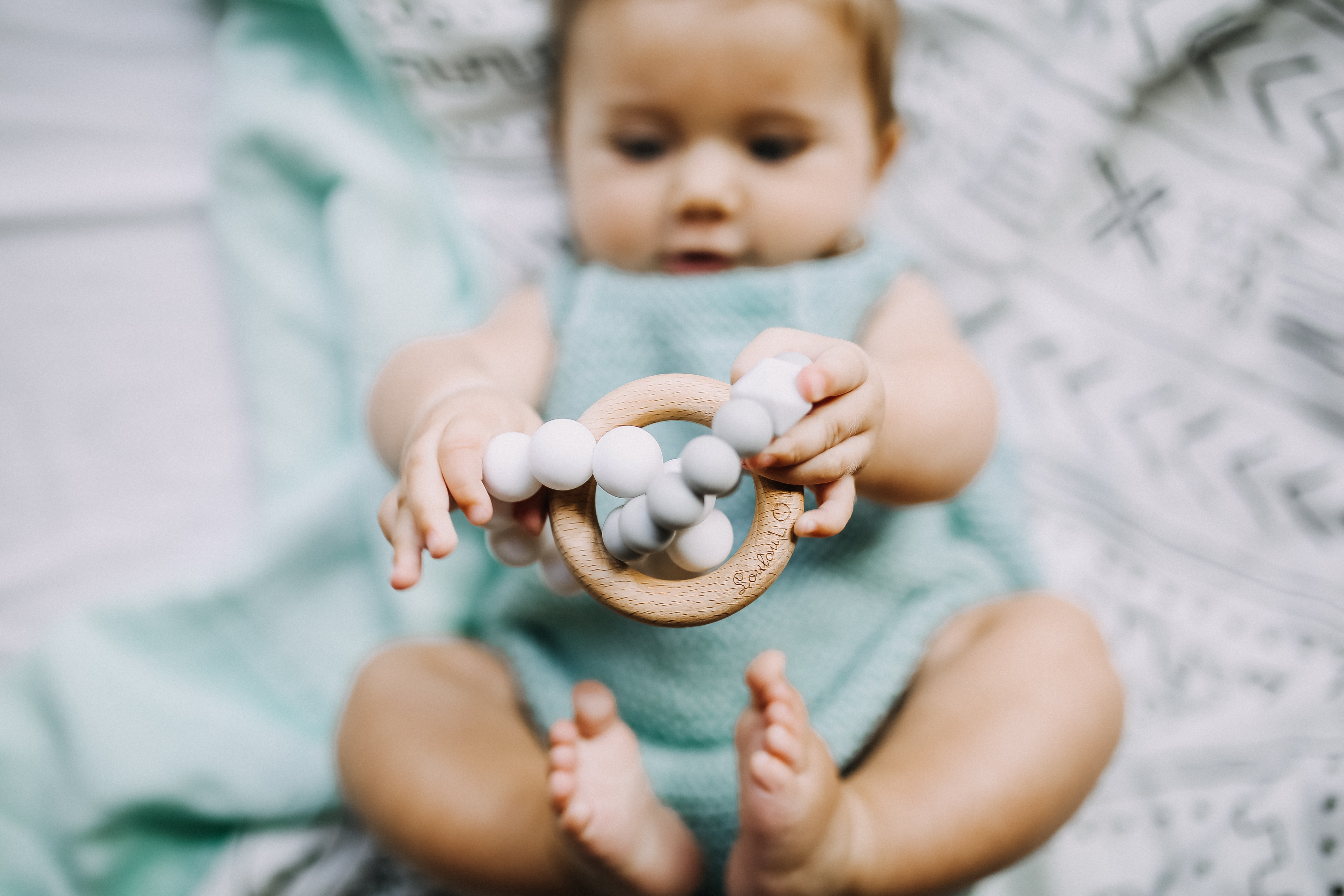 LouLou Lollipop, Gryzak silikonowo-drewniany - Bubble Robin's Egg Blue