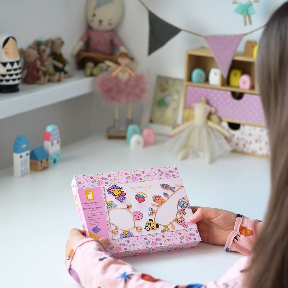 Janod, Zestaw kreatywny do tworzenia biżuterii z kurczliwego plastiku Słodkie zwierzaki Kawaii 7+ Janod, Zestaw kreatywny do tworzenia biżuterii z kurczliwego plastiku Słodkie zwierzaki Kawaii 7+