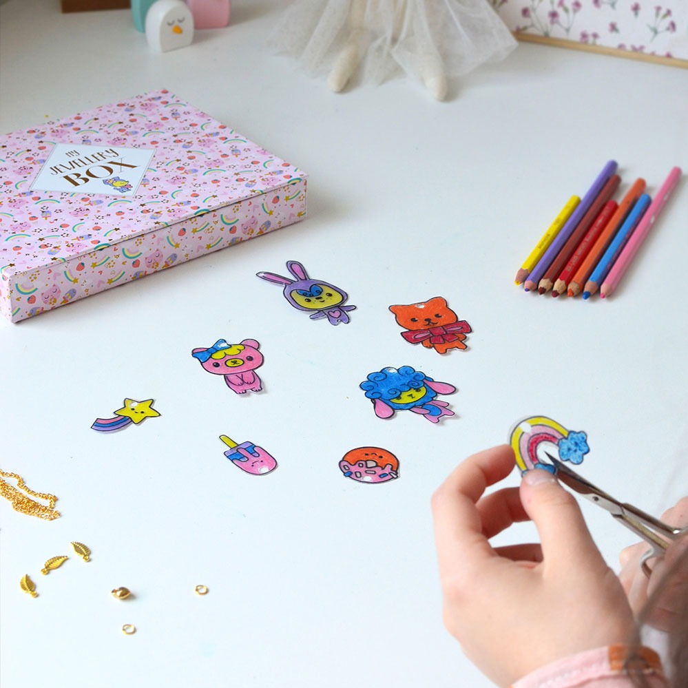 Janod, Zestaw kreatywny do tworzenia biżuterii z kurczliwego plastiku Słodkie zwierzaki Kawaii 7+ Janod, Zestaw kreatywny do tworzenia biżuterii z kurczliwego plastiku Słodkie zwierzaki Kawaii 7+
