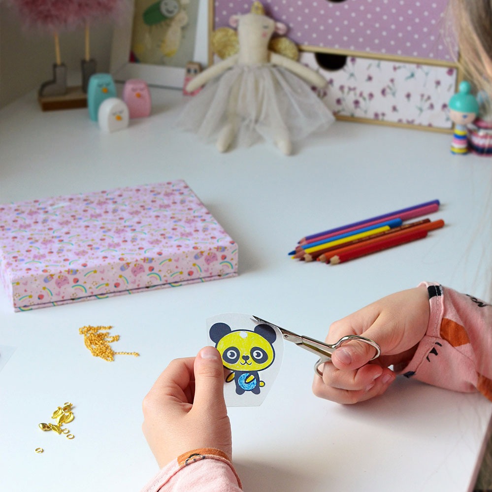 Janod, Zestaw kreatywny do tworzenia biżuterii z kurczliwego plastiku Słodkie zwierzaki Kawaii 7+ Janod, Zestaw kreatywny do tworzenia biżuterii z kurczliwego plastiku Słodkie zwierzaki Kawaii 7+