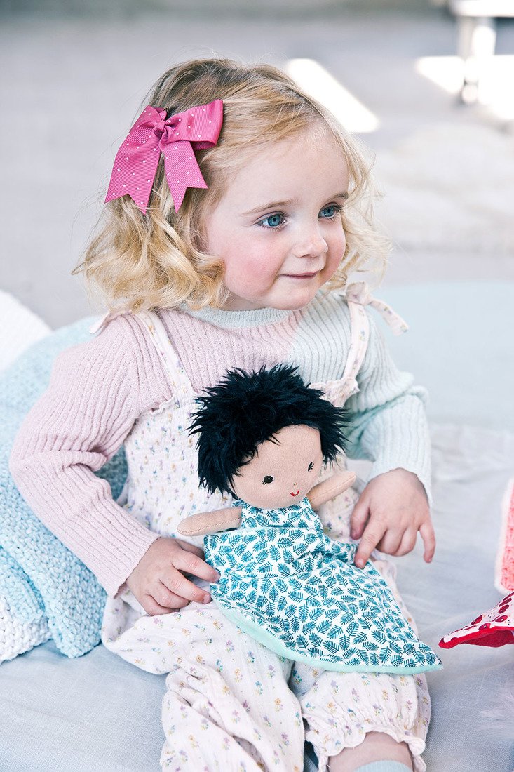 Lilliputiens, Lalka dzidziuś w koszyczku z ubrankiem i kocykiem Ari 12 m+