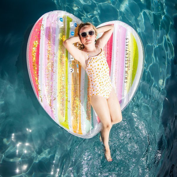 The Swim Essentials, Luksusowy materac do pływania Serce Tęcza