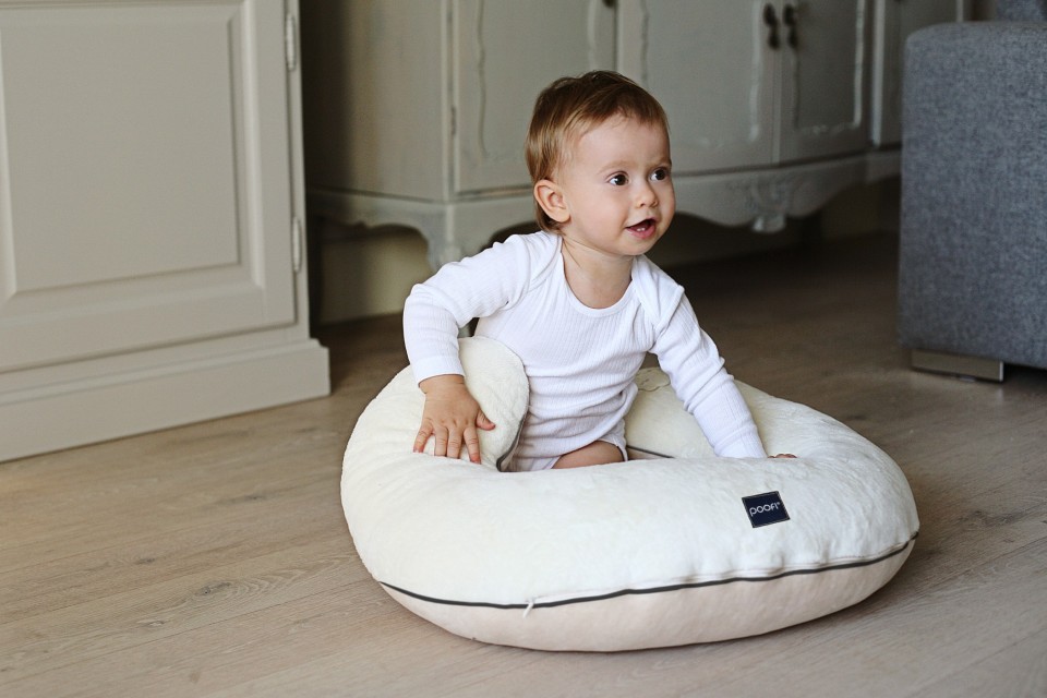 Poofi, poduszka do karmienia szaro-biała