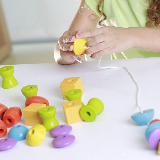 Drewniana nawlekanka z figurami, Plan Toys