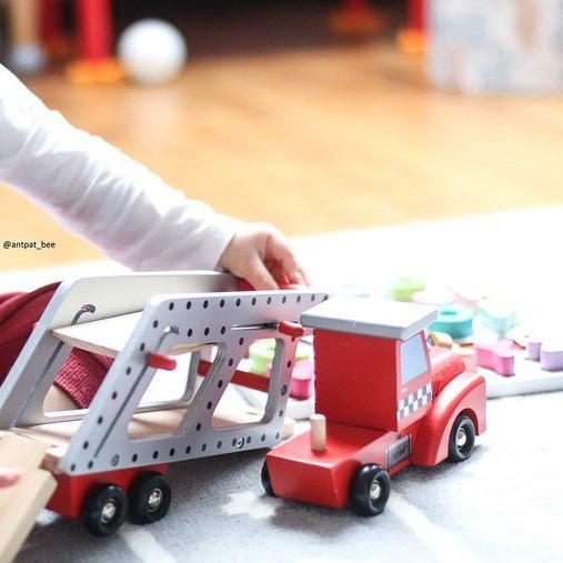 Janod, laweta drewniana duża z 4 samochodzikami,