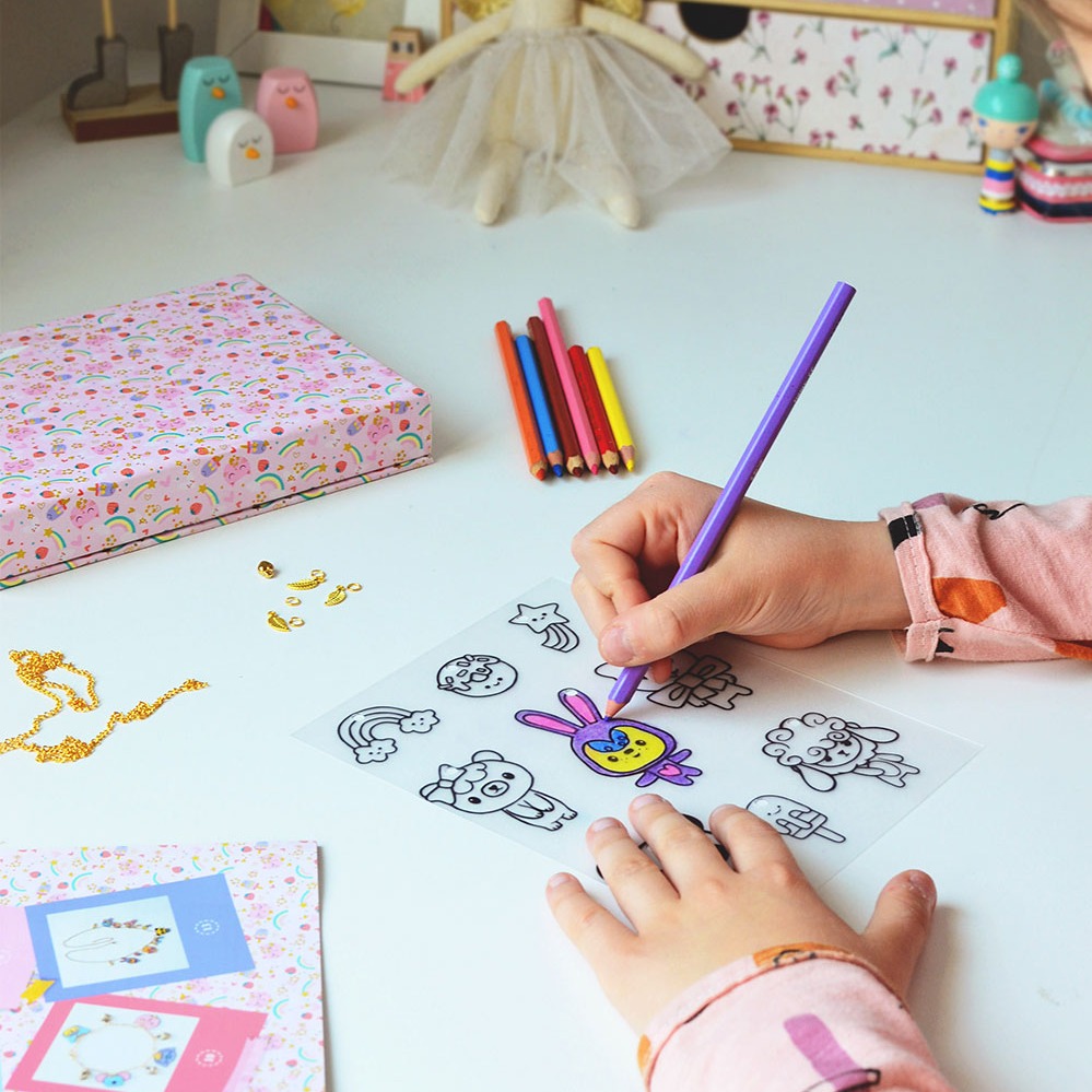 Janod, Zestaw kreatywny do tworzenia biżuterii z kurczliwego plastiku Słodkie zwierzaki Kawaii 7+ Janod, Zestaw kreatywny do tworzenia biżuterii z kurczliwego plastiku Słodkie zwierzaki Kawaii 7+