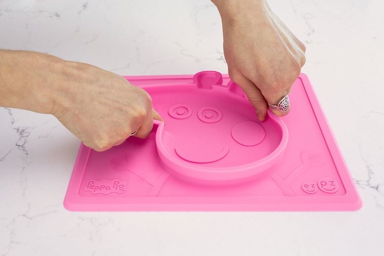 EZPZ, Silikonowa miseczka z podkładką 2w1 Peppa Pig™ różowa EZPZ, Silikonowa miseczka z podkładką 2w1 Peppa Pig™ różowa