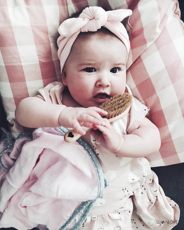 LULLALOVE, ZESTAW SZCZOTKA DO WŁOSÓW I PIELUSZKA MR B