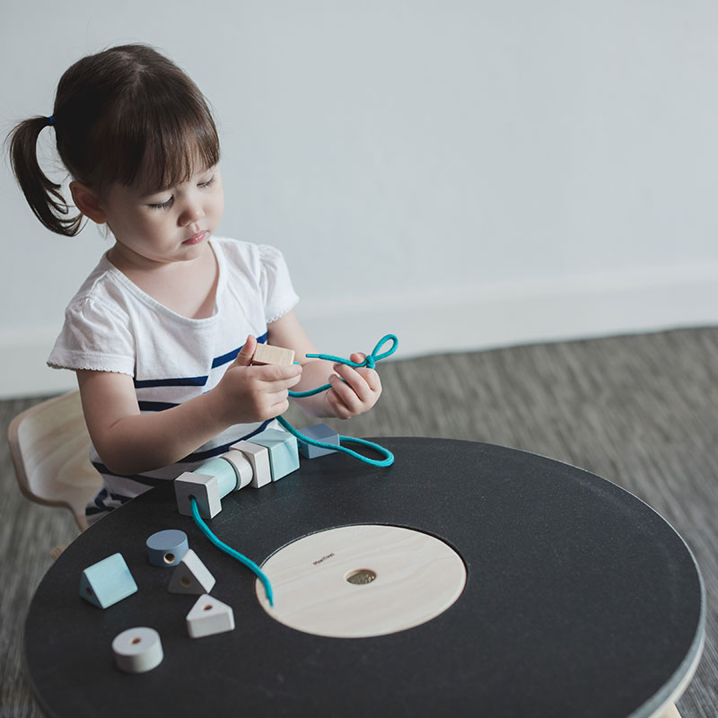 Plan Toys, Pastelowa nawlekanka z klocków