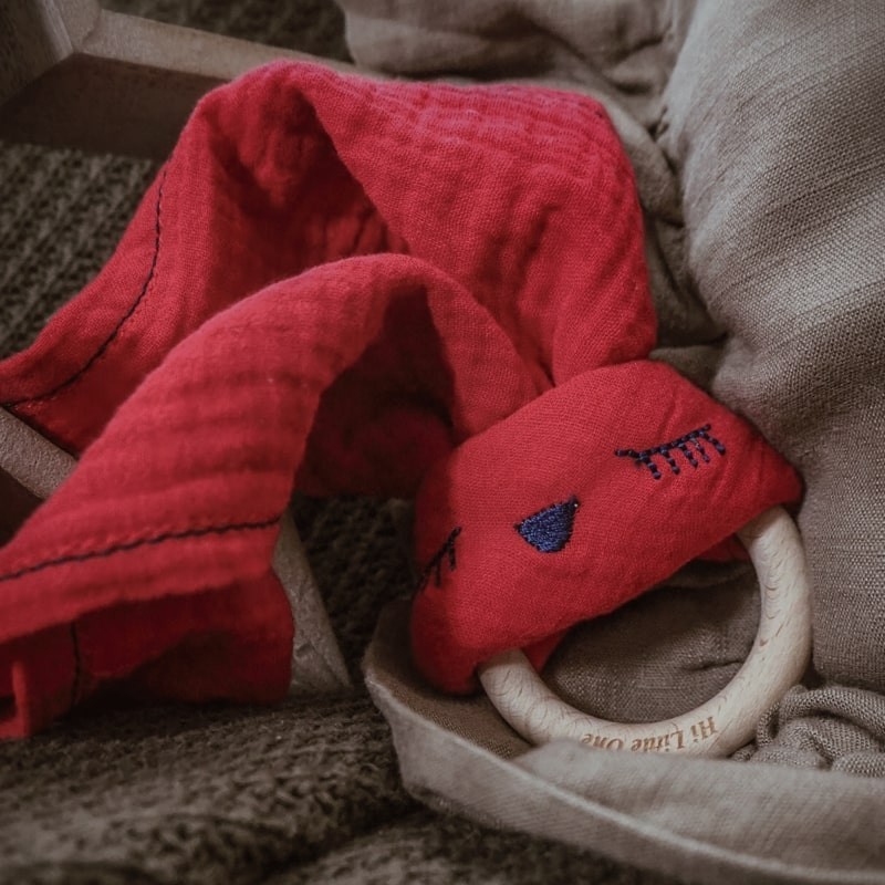 Hi Little One, Przytulanka muślinowa z gryzakiem Sleepy Bunny cozy muslin with wood teether Strawberry