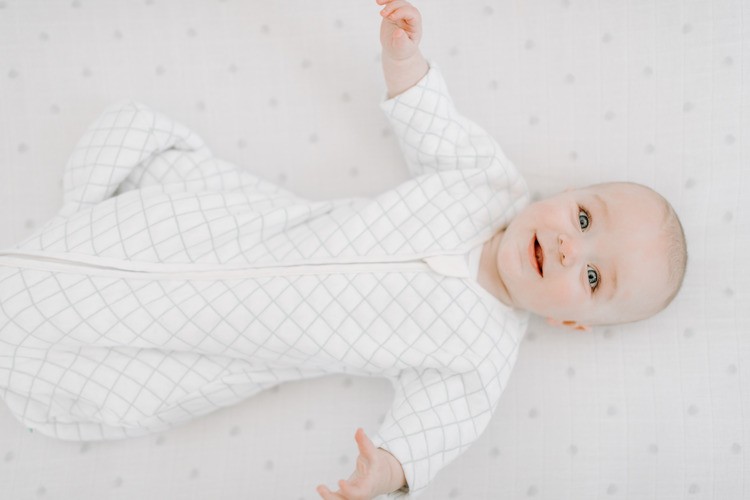 Aden & Anais, bawełniany śpiworek z rękawkami snug fit kremowo – miętowy TOG 1.5, 6-9m