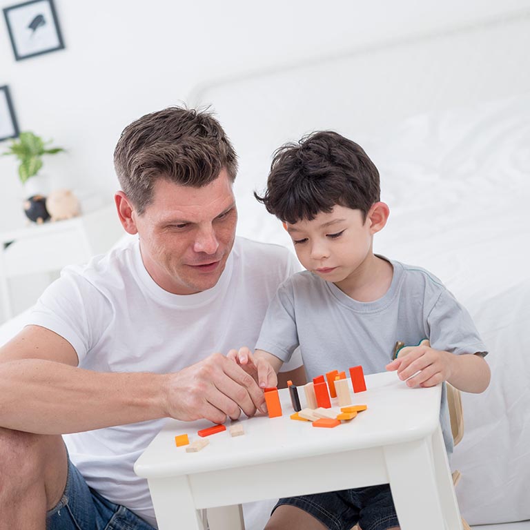 Plan Toys, Mini Domino w Metalowym pudełku - Wyścig klocków Plan Toys, Mini Domino w Metalowym pudełku - Wyścig klocków