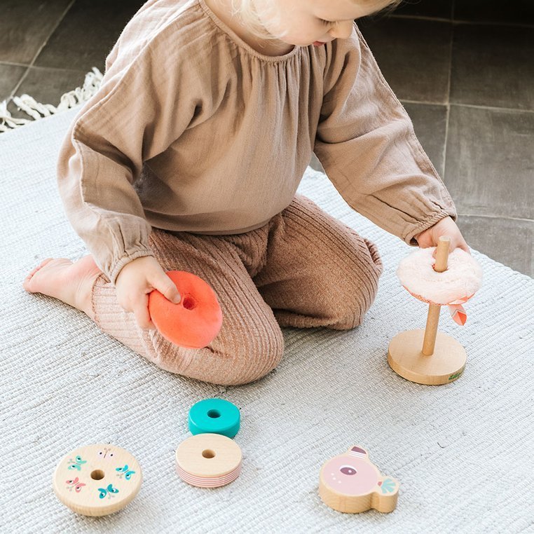 Lilliputiens, Drewniana układanka piramida z miękkimi elementami Flaming Anaïs 12 m+