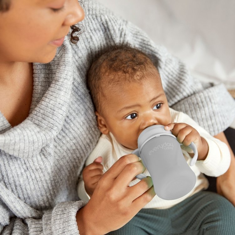 Everyday Baby, Szklana butelka z ustnikiem niekapkiem i rączkami, 150 ml - szara Everyday Baby, Szklana butelka z ustnikiem niekapkiem i rączkami, 150 ml - szara