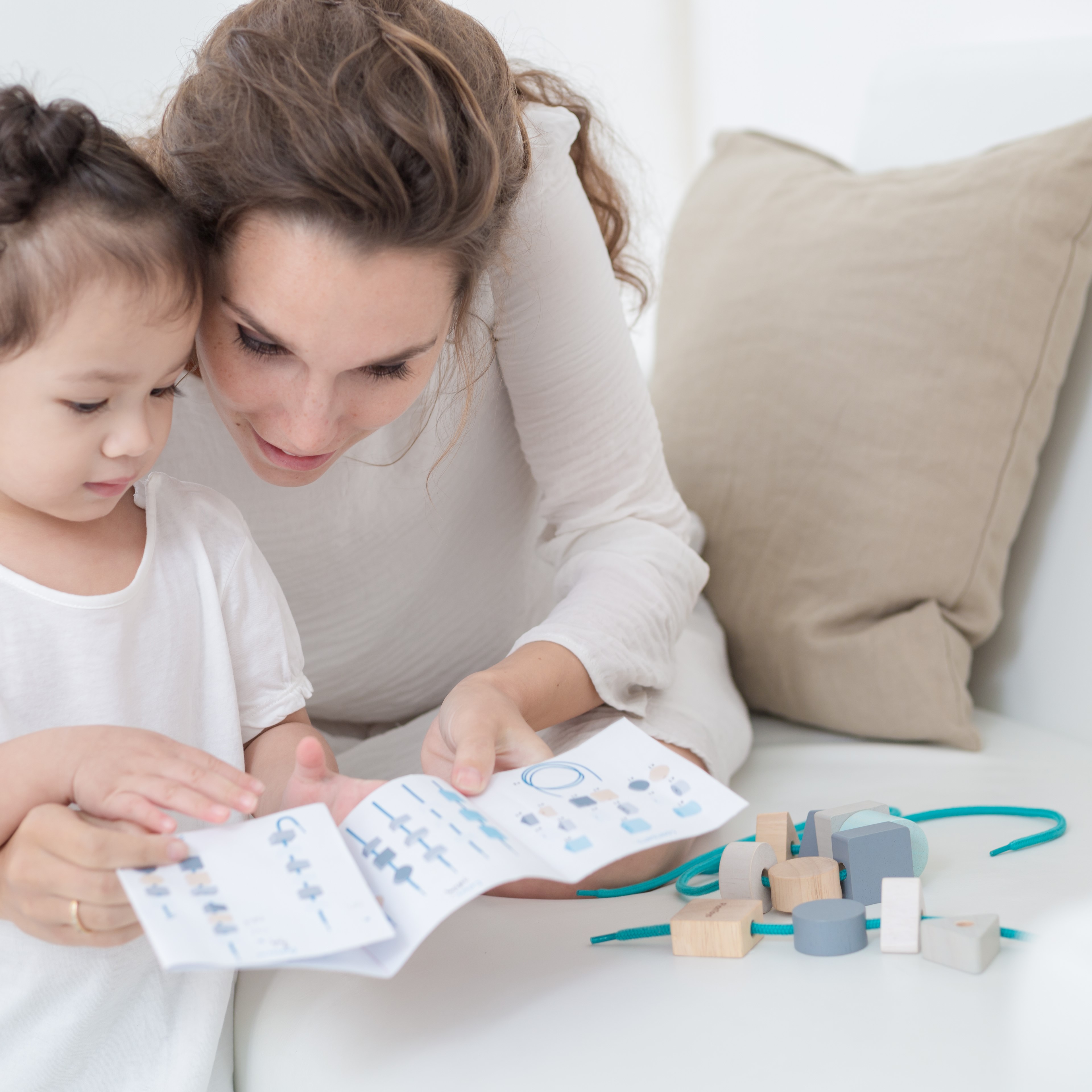 Plan Toys, Pastelowa nawlekanka z klocków