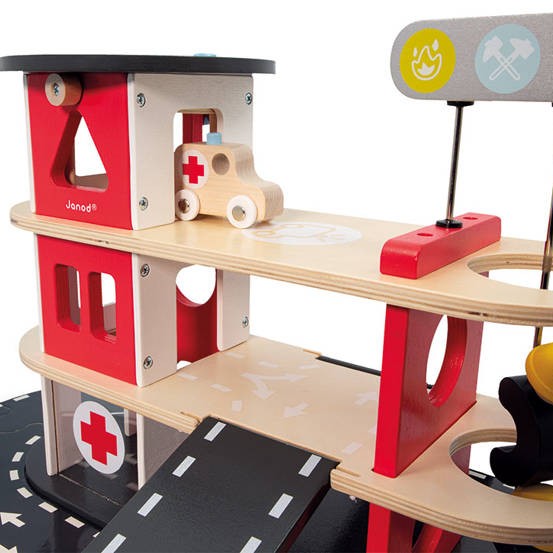 Janod, Drewniana remiza strażacka z 5 akcesoriami Bolid 2+