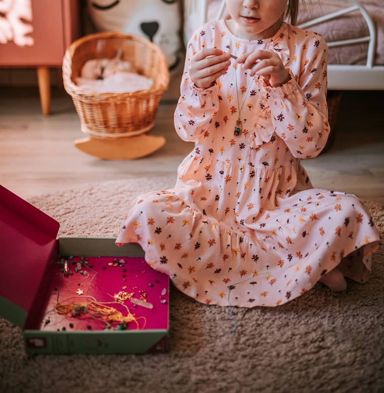 Janod, Zestaw kreatywny do tworzenia biżuterii z kamieniami przynoszącymi szczęście 8+ Janod, Zestaw kreatywny do tworzenia biżuterii z kamieniami przynoszącymi szczęście 8+