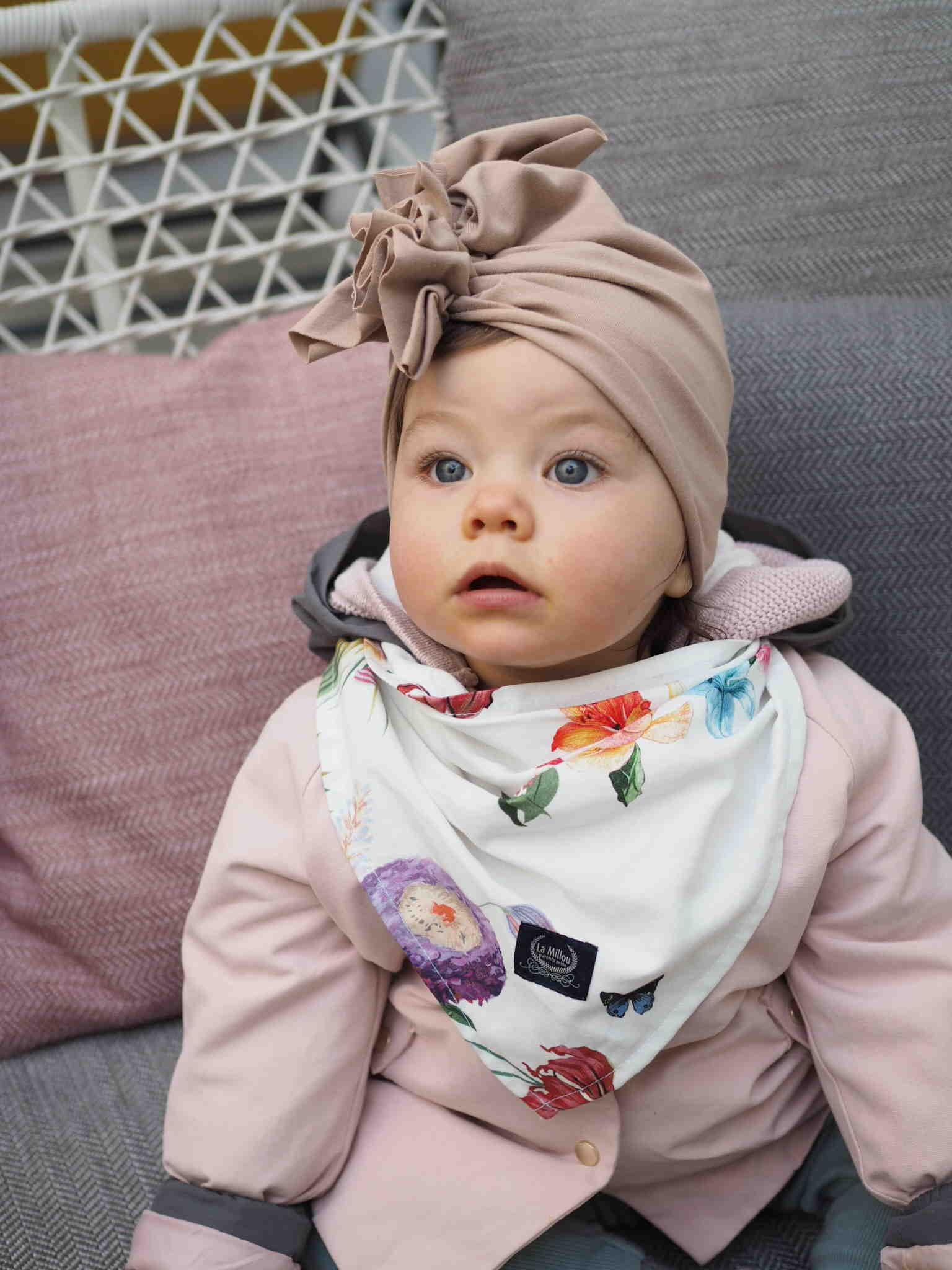 La Millou, By Małgorzata Rozenek - Majdan - Trójkątna Chustka - Lady White Peony La Millou, By Małgorzata Rozenek - Majdan - Trójkątna Chustka - Lady White Peony