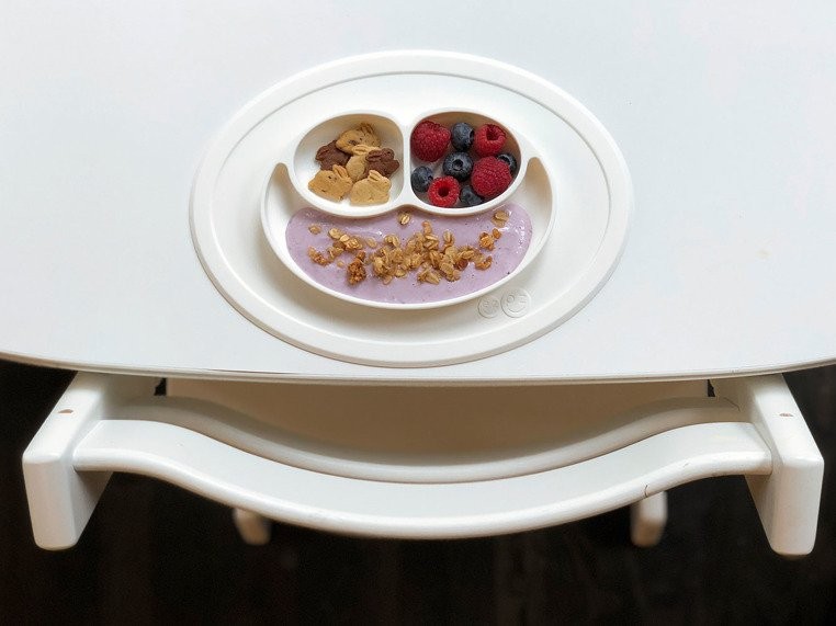 EZPZ, Silikonowy talerzyk z podkładką mały 2w1 Mini Mat biały EZPZ, Silikonowy talerzyk z podkładką mały 2w1 Mini Mat biały