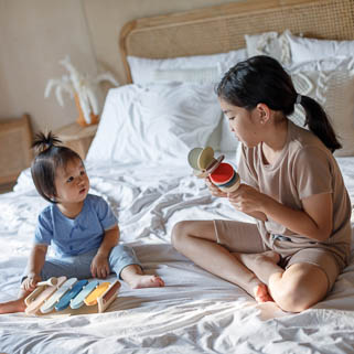 Plan Toys, Klekotka - barwy sadu