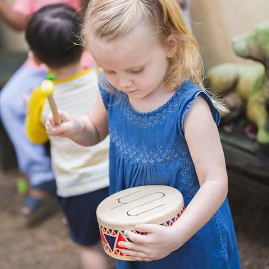 Bębenek drewniany, Plan Toys