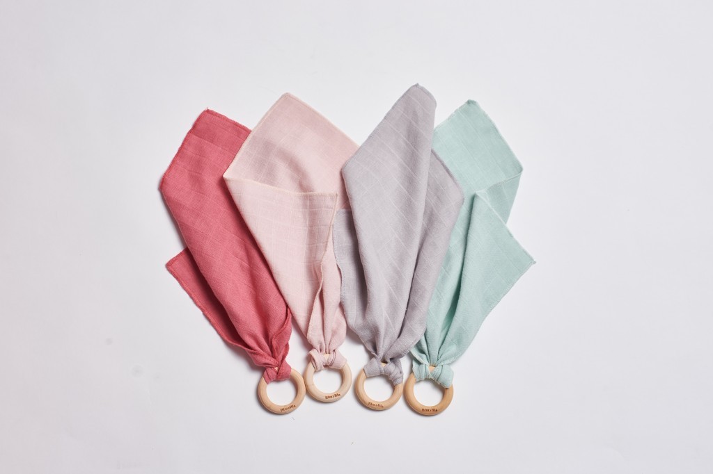 Bimbla, Drewniany gryzaczek z pieluszką Różowy