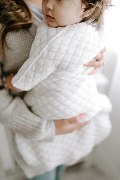 Aden & Anais, bawełniany śpiworek z rękawkami snug fit kremowo – miętowy TOG 1.5, 6-9m