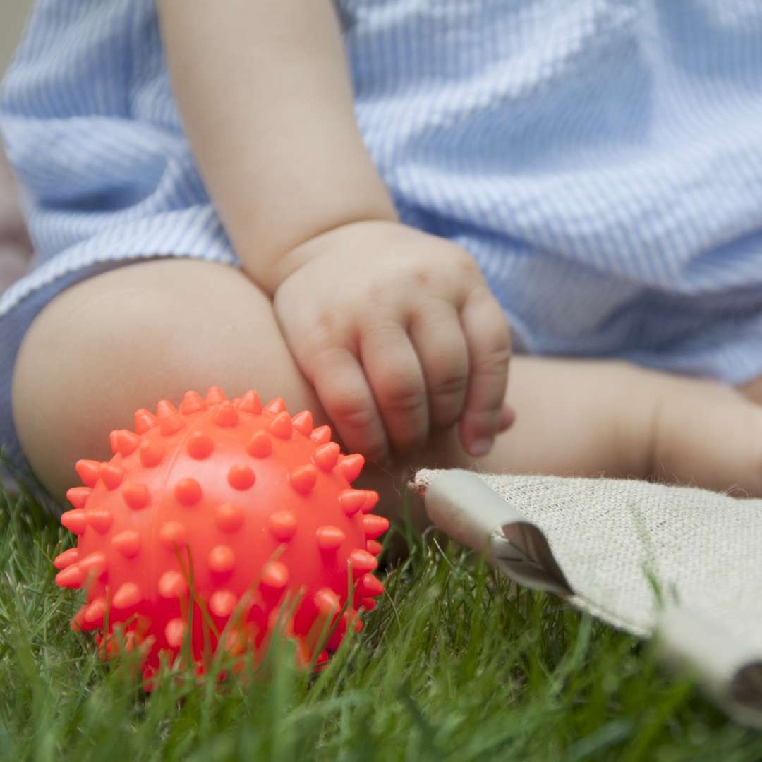 Mom's Care, Piłeczka sensoryczna jeżyk 1 szt - czerwona Mom's Care, Piłeczka sensoryczna jeżyk 1 szt - czerwona
