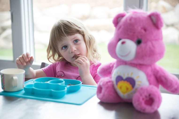EZPZ, Silikonowy talerzyk z podkładką 2w1 Care Bears™ Mat Misia Życzliwe Serce Wish Bear turkusowy EZPZ, Silikonowy talerzyk z podkładką 2w1 Care Bears™ Mat Misia Życzliwe Serce Wish Bear turkusowy