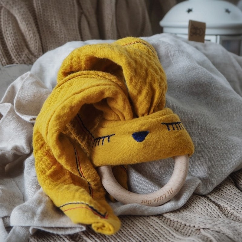 Hi Little One, Przytulanka muślinowa z gryzakiem Sleepy Bunny cozy muslin with wood teether Mustard Hi Little One, Przytulanka muślinowa z gryzakiem Sleepy Bunny cozy muslin with wood teether Mustard