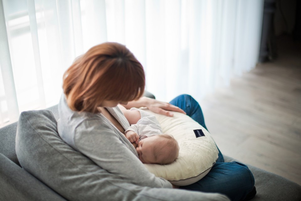 Poofi, poduszka do karmienia szaro-biała