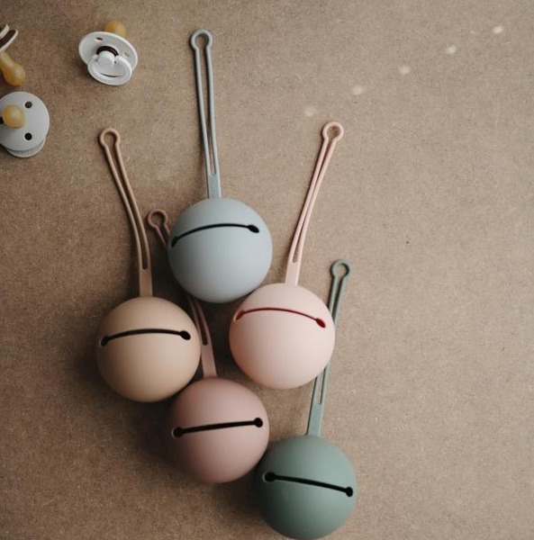 Mushie, Etui na smoczek do wózka Kula Ball Blush Mushie, Etui na smoczek do wózka Kula Ball Blush