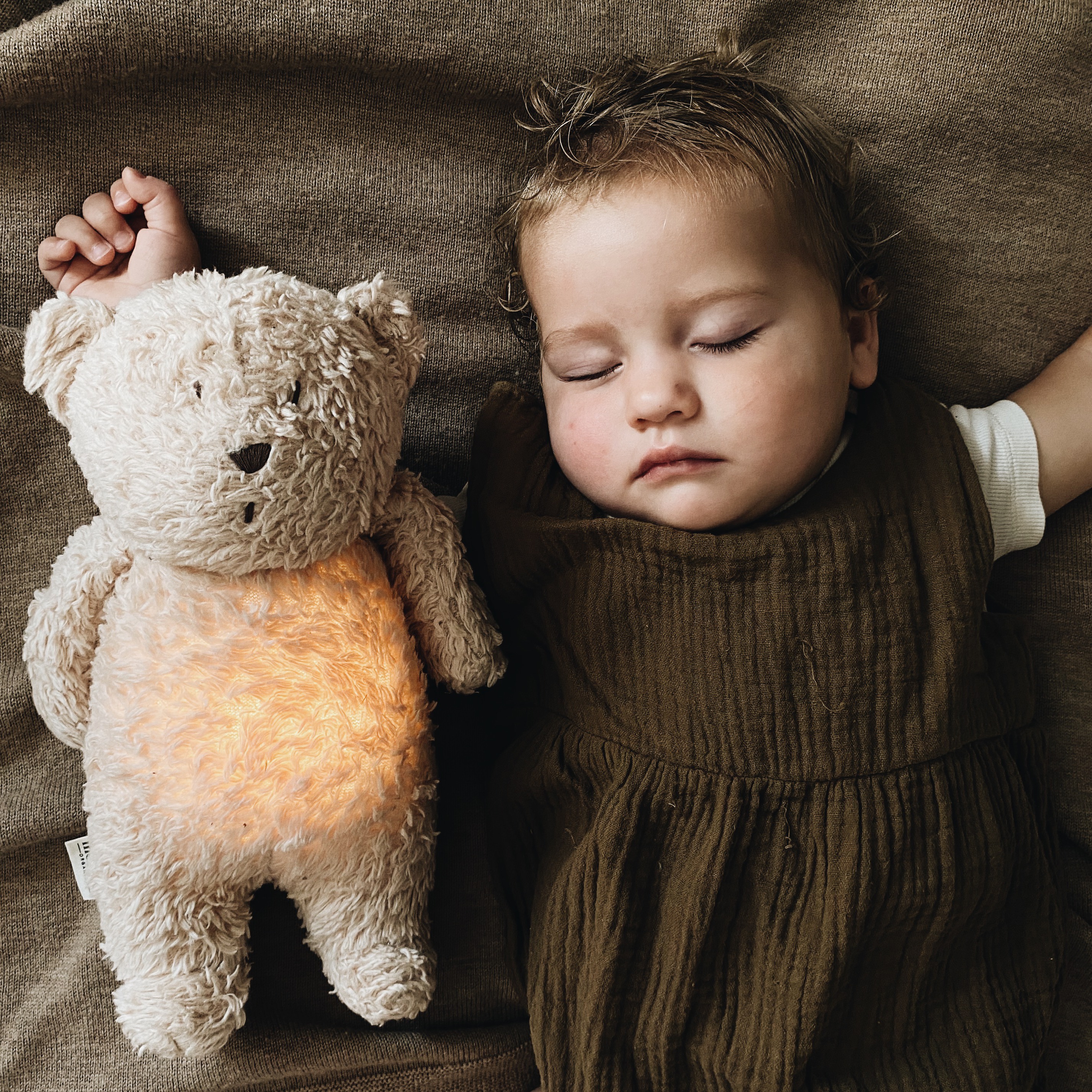 Moonie, Szumiący miś organic z lampką - Mustard