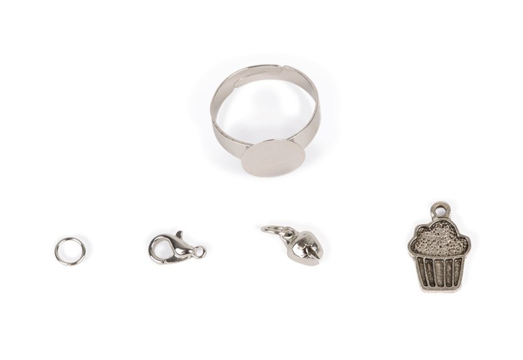 Janod, Zestaw artystyczny do tworzenia biżuterii z kurczliwego plastiku Słodkości