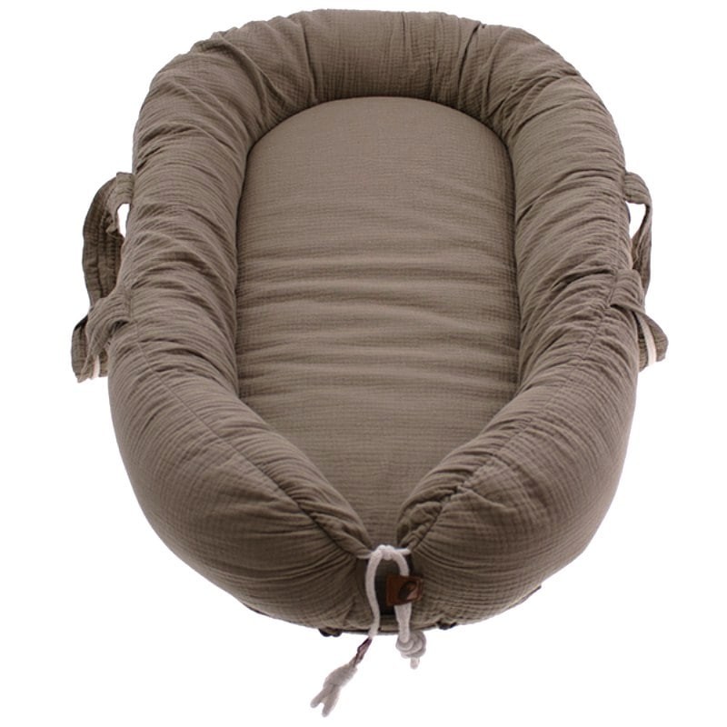 Hi Little One, Kokon gniazdko dla Noworodka z oddychającego muślinu NEWBORN NEST DARK OAK LIGHT Hi Little One, Kokon gniazdko dla Noworodka z oddychającego muślinu NEWBORN NEST DARK OAK LIGHT