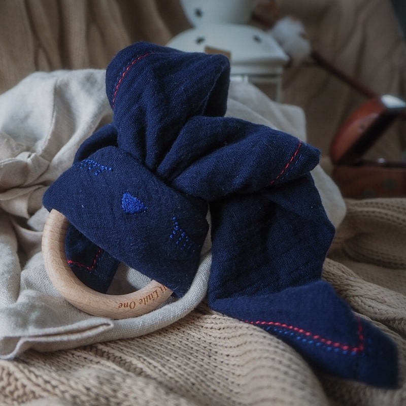 Hi Little One, Przytulanka muślinowa z gryzakiem Sleepy Bunny cozy muslin with wood teether Navy Hi Little One, Przytulanka muślinowa z gryzakiem Sleepy Bunny cozy muslin with wood teether Navy