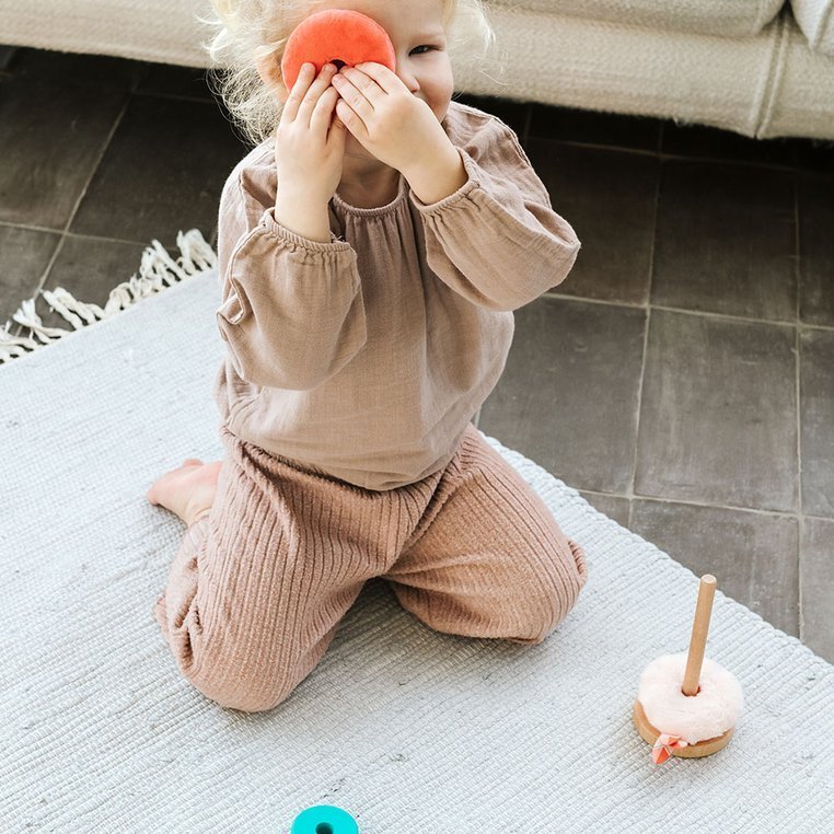 Lilliputiens, Drewniana układanka piramida z miękkimi elementami Flaming Anaïs 12 m+