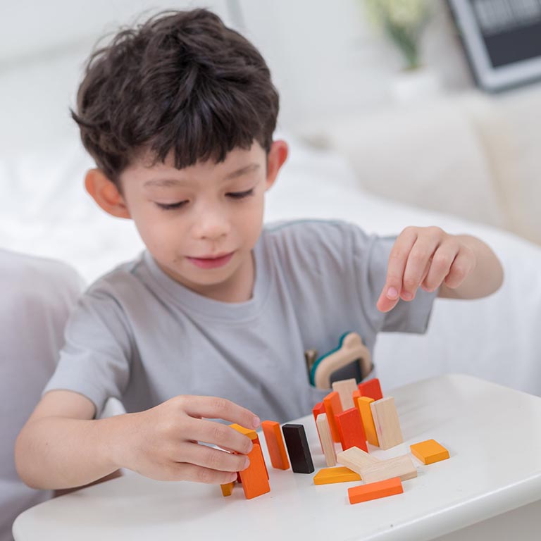 Plan Toys, Mini Domino w Metalowym pudełku - Wyścig klocków