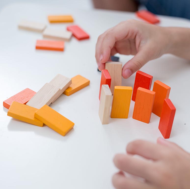 Plan Toys, Mini Domino w Metalowym pudełku - Wyścig klocków Plan Toys, Mini Domino w Metalowym pudełku - Wyścig klocków