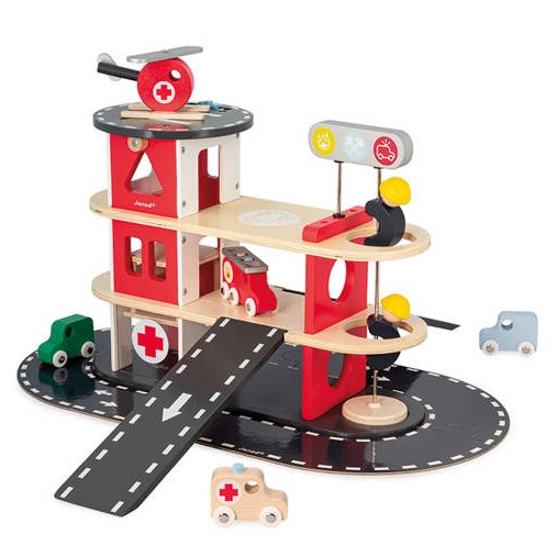 Janod, Drewniana remiza strażacka z 5 akcesoriami Bolid 2+