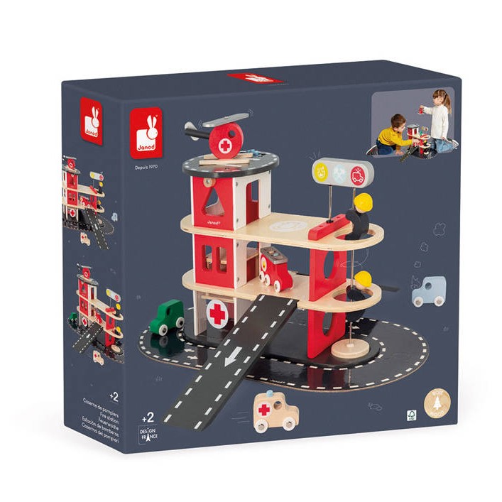 Janod, Drewniana remiza strażacka z 5 akcesoriami Bolid 2+